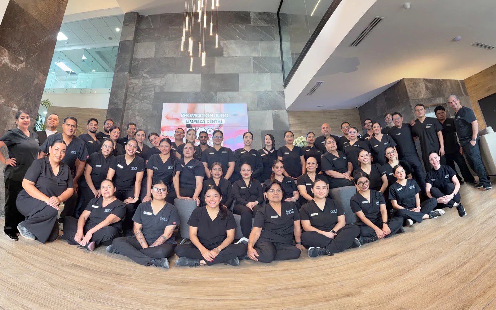 El equipo de Dent Clínica reunido en el vestíbulo de la clínica en Torreón