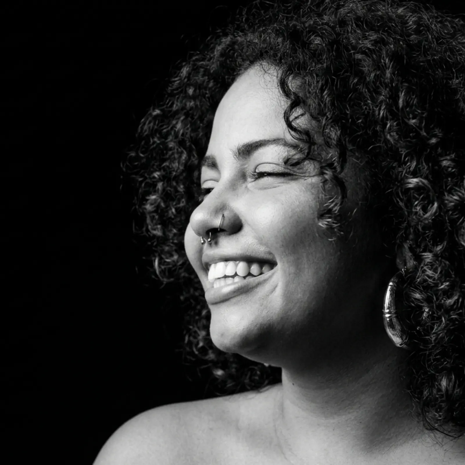 Paciente de Dent Clínica Dental sonriendo, retrato editorial en blanco y negro (1)