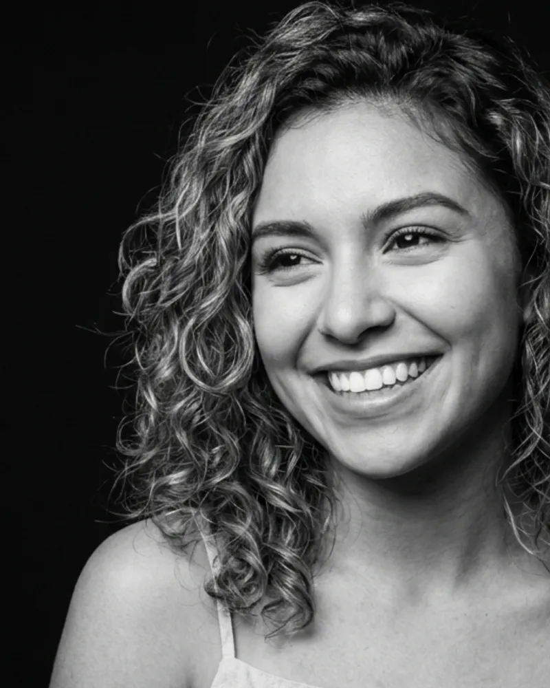 Sonrisa diseñada en Dent Clínica Dental, retrato en blanco y negro (3)
