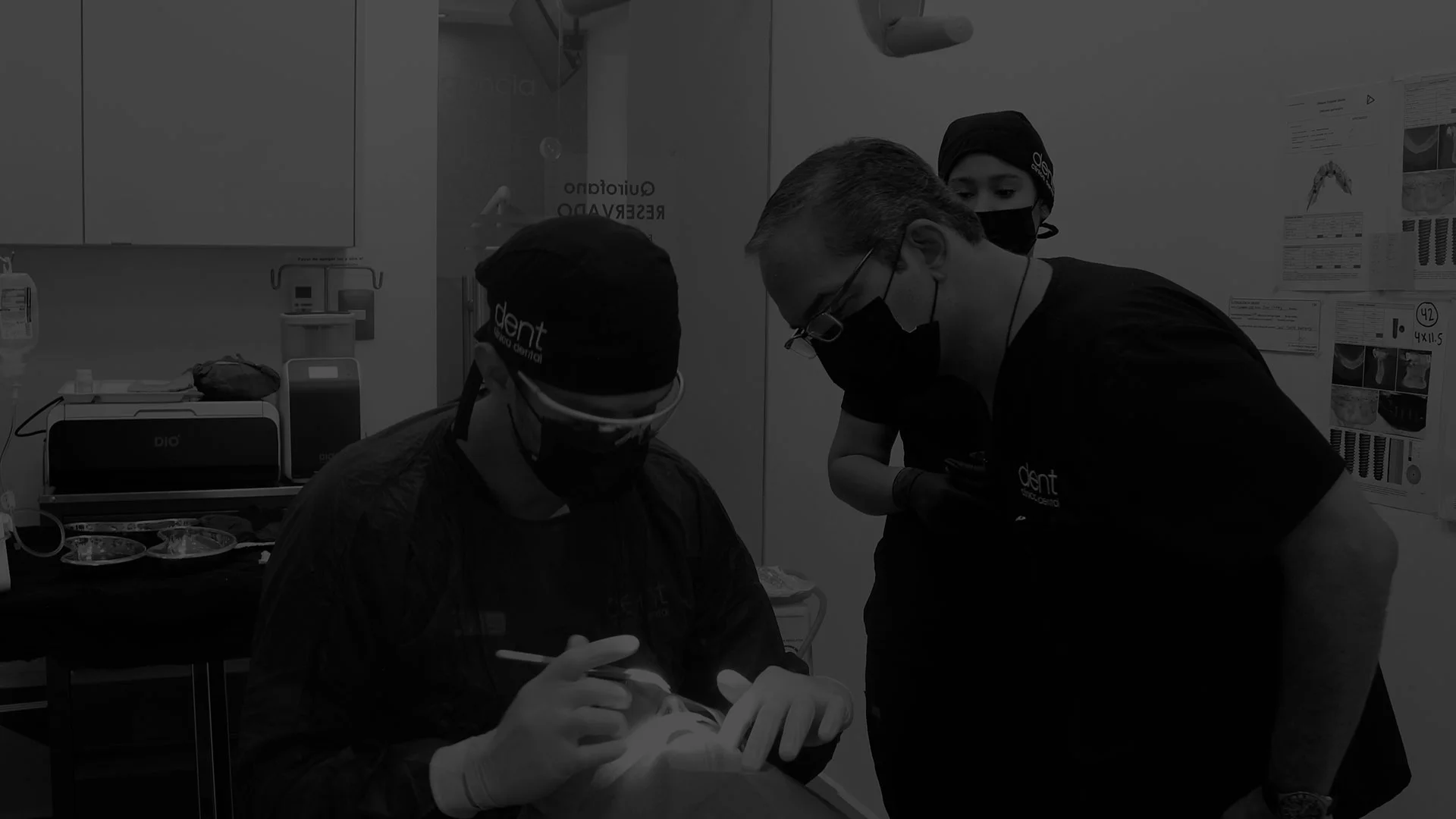 Especialistas de Dent Clínica Dental atendiendo pacientes (1)
